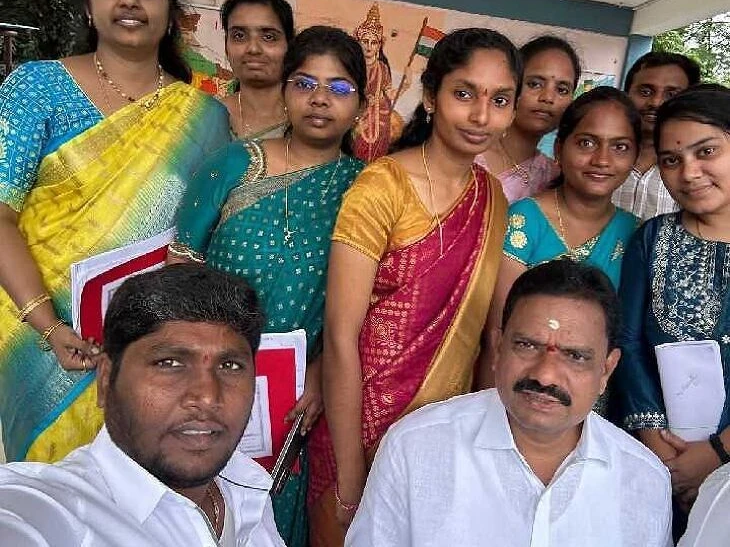 టీచర్లతో సెల్ఫీ దిగిన ఎమ్మెల్యే ముప్పిడి