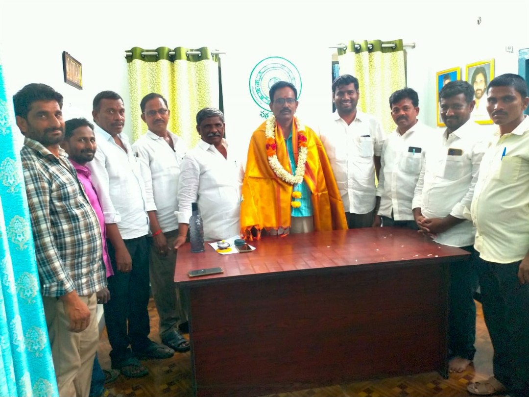 నూతన ఎంపీడీవోను సన్మానించిన నాయకులు
