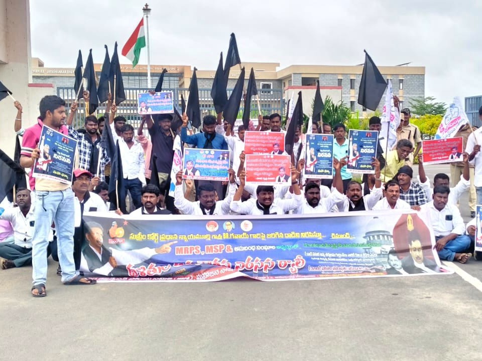 ‘న్యాయవాదిపై దేశద్రోహం కేసు నమోదు చేయాలి’
