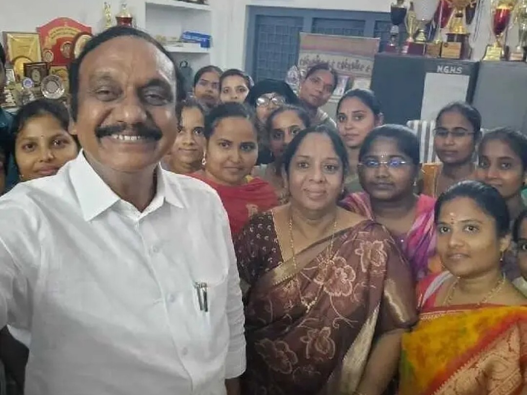 ఉపాధ్యాయులతో సెల్ఫీ దిగిన ఎమ్మెల్యే