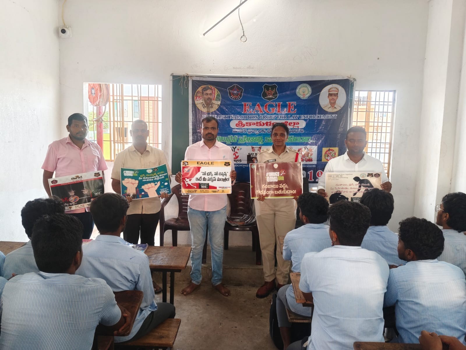మాదకద్రవ్య వినియోగంతో జీవితాలు సర్వనాశనం: ఎస్సై
