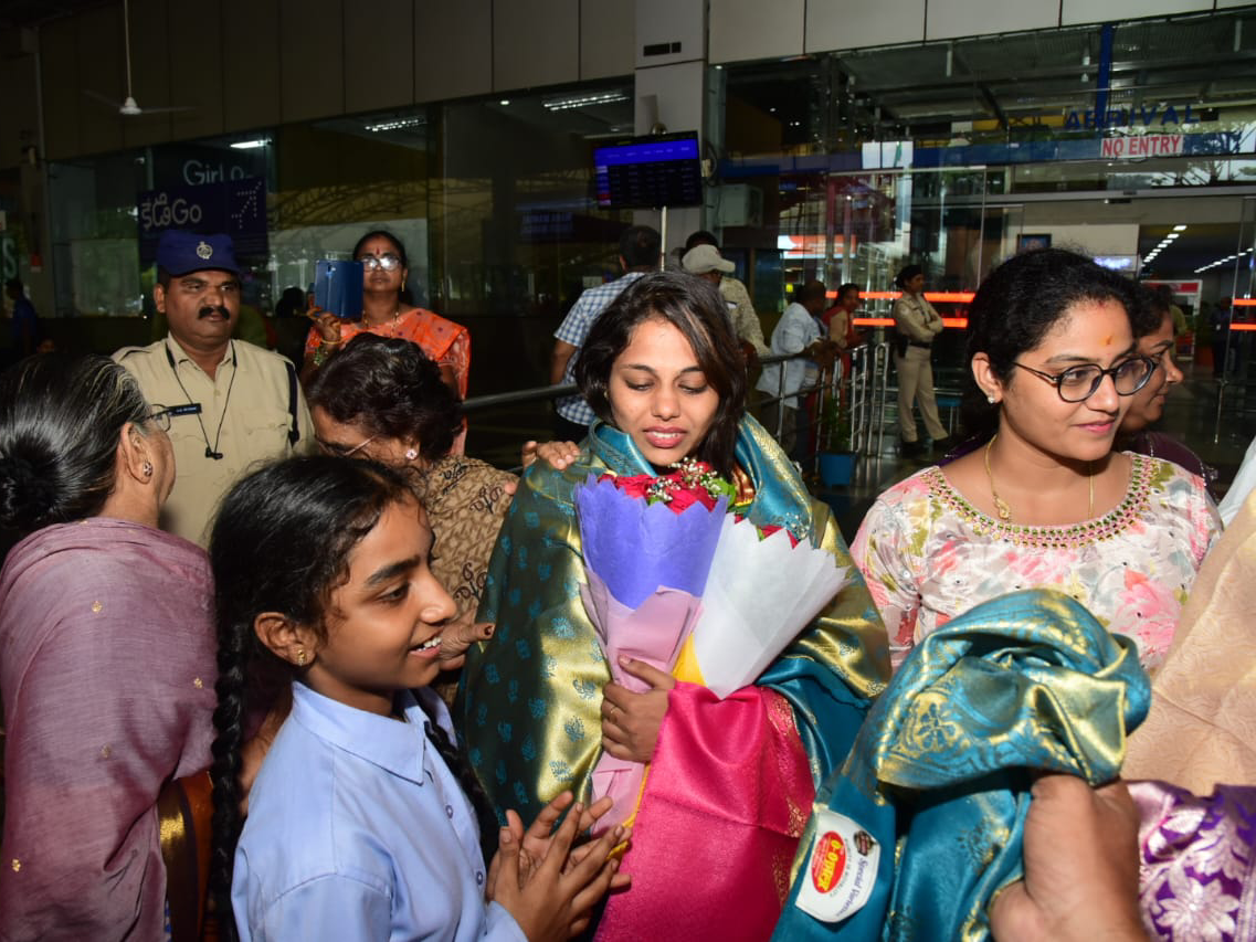 విశాఖ‌లో బిగ్‌బాస్ శ్రీ‌జ‌కు ఘ‌న స్వాగ‌తం