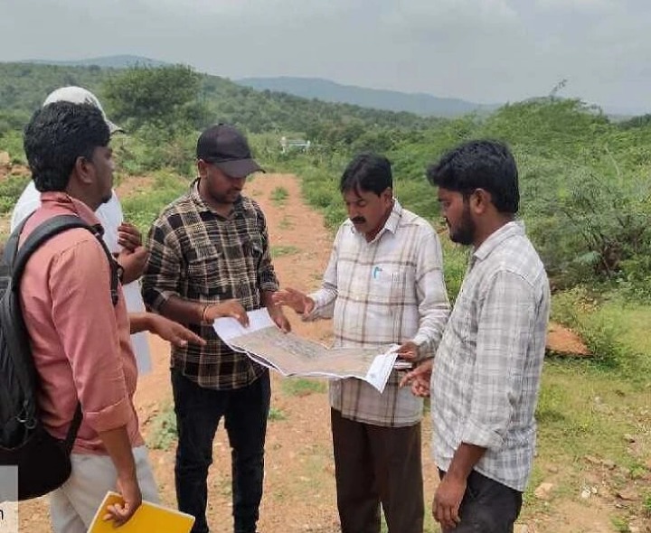 దేవమ్మచెరువులో రీసర్వే ఫీల్డ్ వెరిఫికేషన్