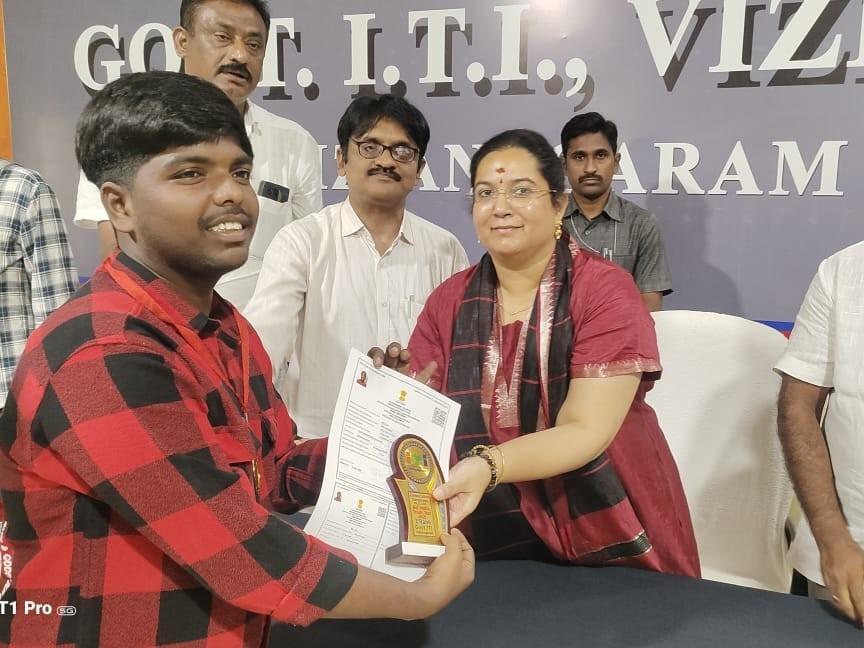 స్నాతకోత్సవ వేడుకలో పాల్గొన్న ఎమ్మెల్యే