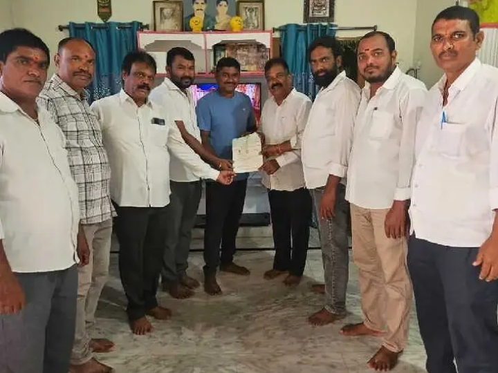 లక్కోరాలో సీఎంఆర్ఎఫ్ చెక్కుల పంపిణీ