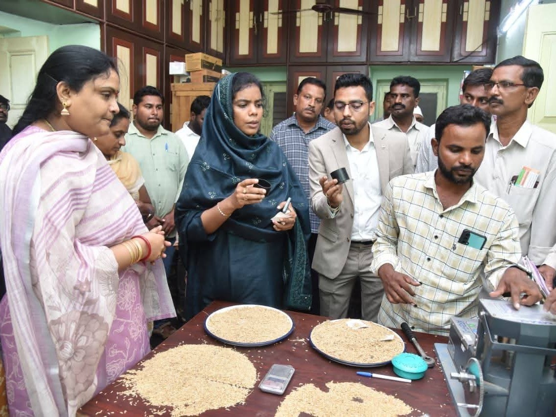 ధాన్యం కొనుగోలు ప్రక్రియను పరిశీలించిన కలెక్టర్