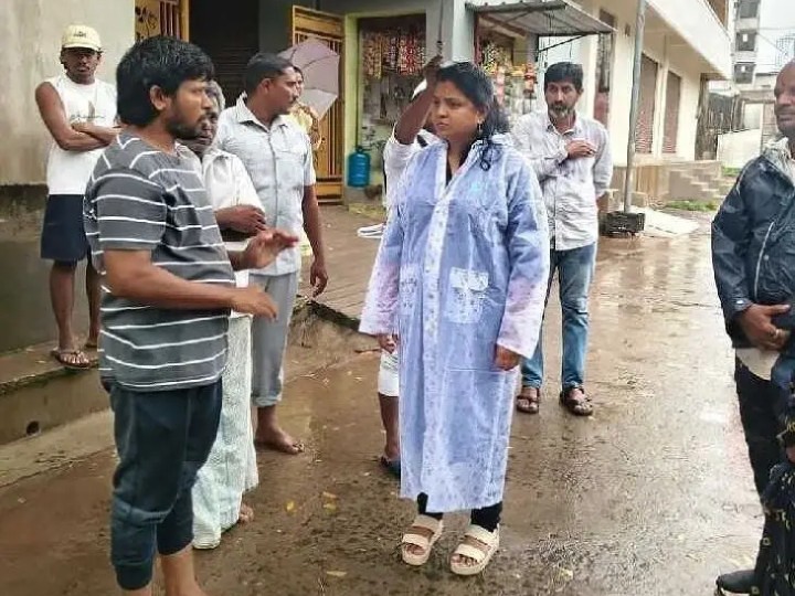 నీట మునిగిన ప్రాంతాలను పరిశీలించిన కలెక్టర్