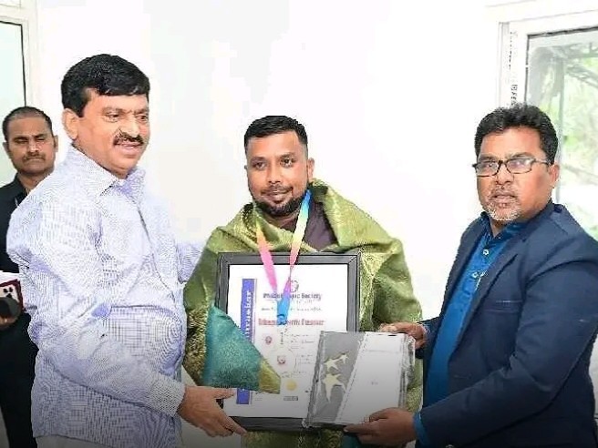 మంత్రి చేతుల మీదుగా తెలంగాణ కీర్తి పురస్కార్ అవార్డు