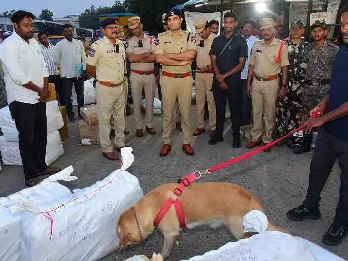 కరీంనగర్ పోలీసుల కొరియర్, కార్గో తనిఖీలు