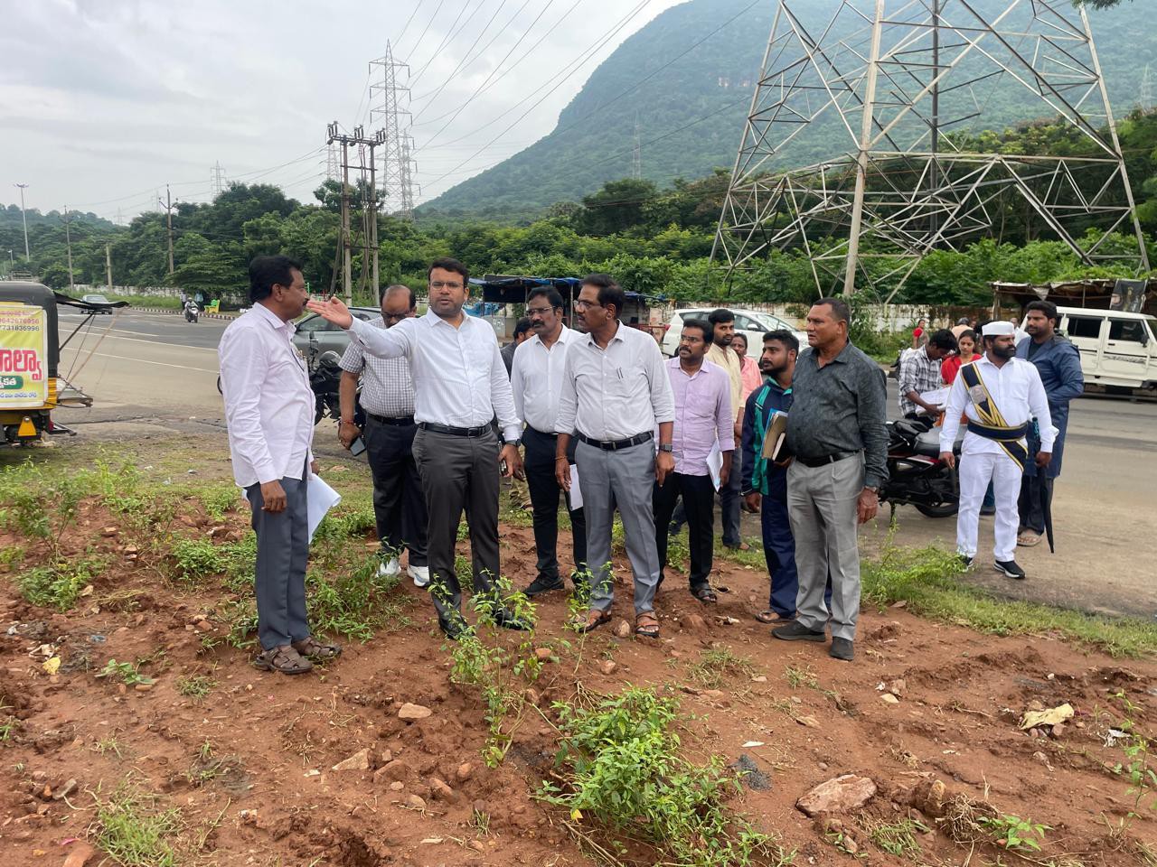 అడవివరం-దారపాలెంలో పర్యటించిన కమిషనర్