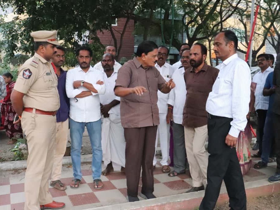 చిత్రావతి రోడ్డు సుందరీకరణ పనుల పరిశీలన