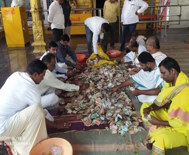 వీరభద్రుడి హుండీ ఆదాయం లెక్కింపు