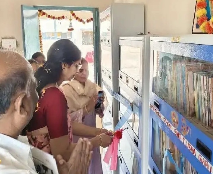 పాఠశాలకు పుస్తకాలు, సామగ్రి అందజేత