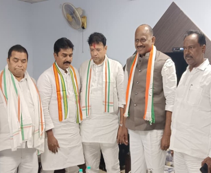 జిల్లా కాంగ్రెస్ అబ్జర్వర్‌తో మంత్రి భేటీ
