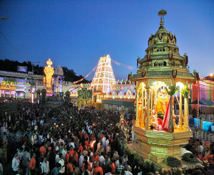 శ్రీవారి సర్వదర్శనానికి 12 గంటలు