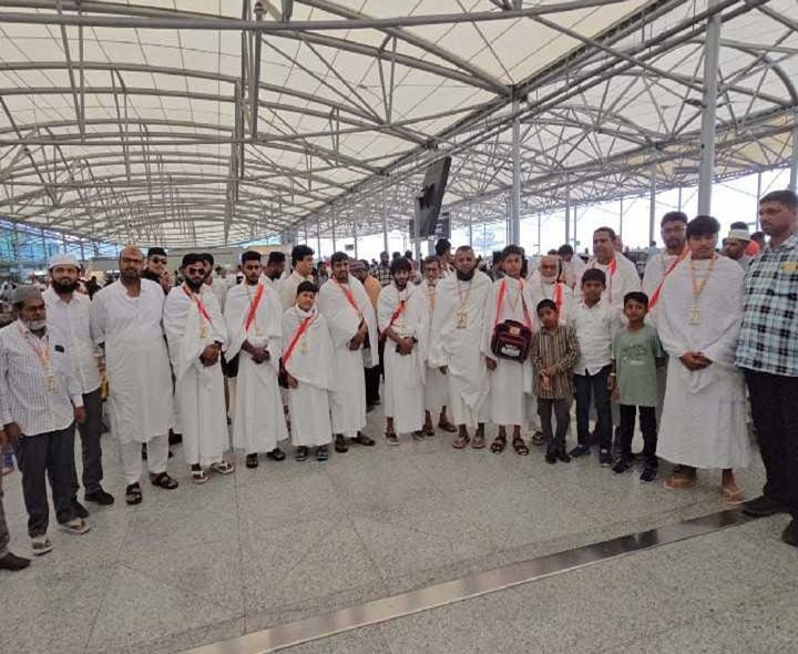 ఉమ్రాకు బయలుదేరిన యాత్రికులు