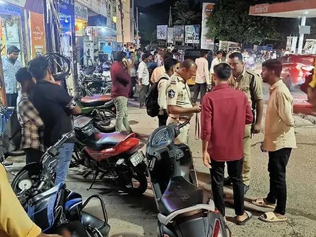తెనాలిలో పోలీసుల తనిఖీలు