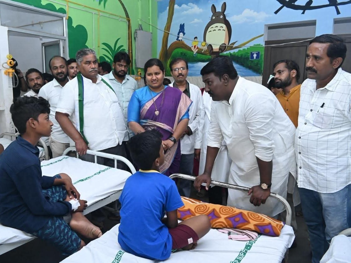 GGHలో విద్యార్థులను పరామర్శించిన వైసీపీ నాయకులు