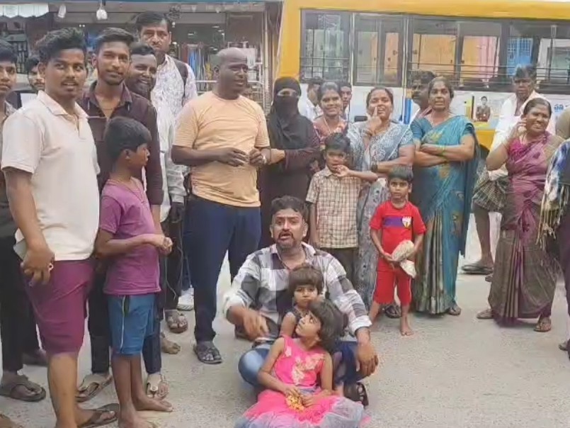 మున్సిపల్ ఆఫీస్ ఎదుట ధర్నా