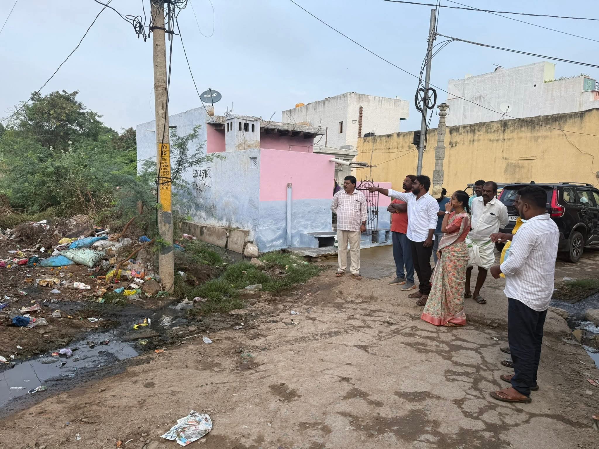 లోనికోట వార్డు సమస్యల పరిశీలన