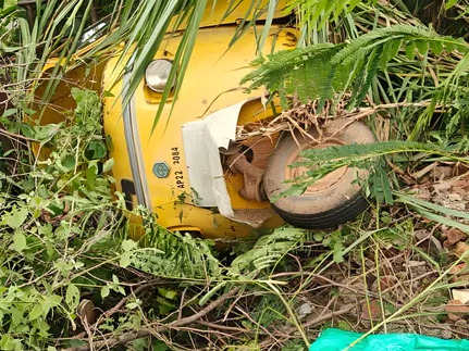 ఆటో కారు ఢీ భార్యాభర్తలకు గాయాలు!