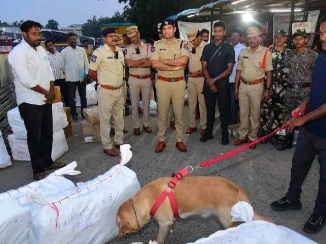 కొరియర్, కార్గో సెంటర్లలో పోలీసుల తనిఖీలు