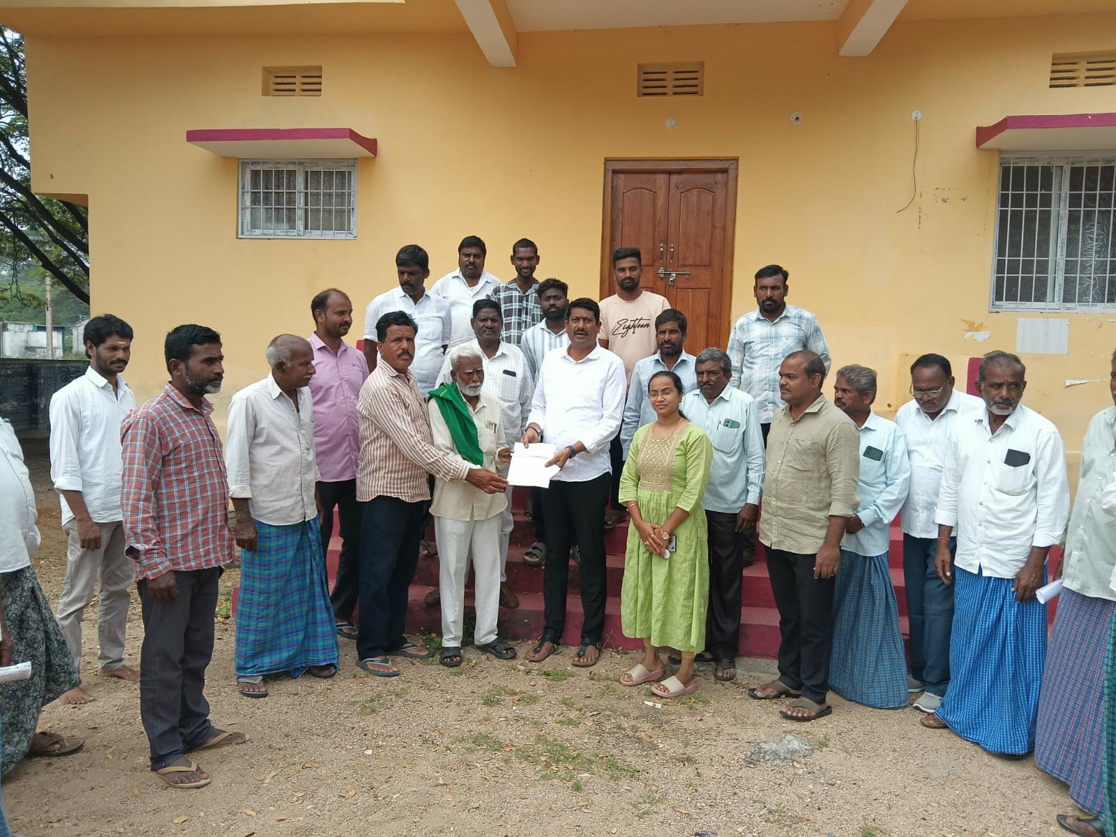 మృతిచెందిన గేదెల యజమానులకు చెక్కుల పంపిణీ