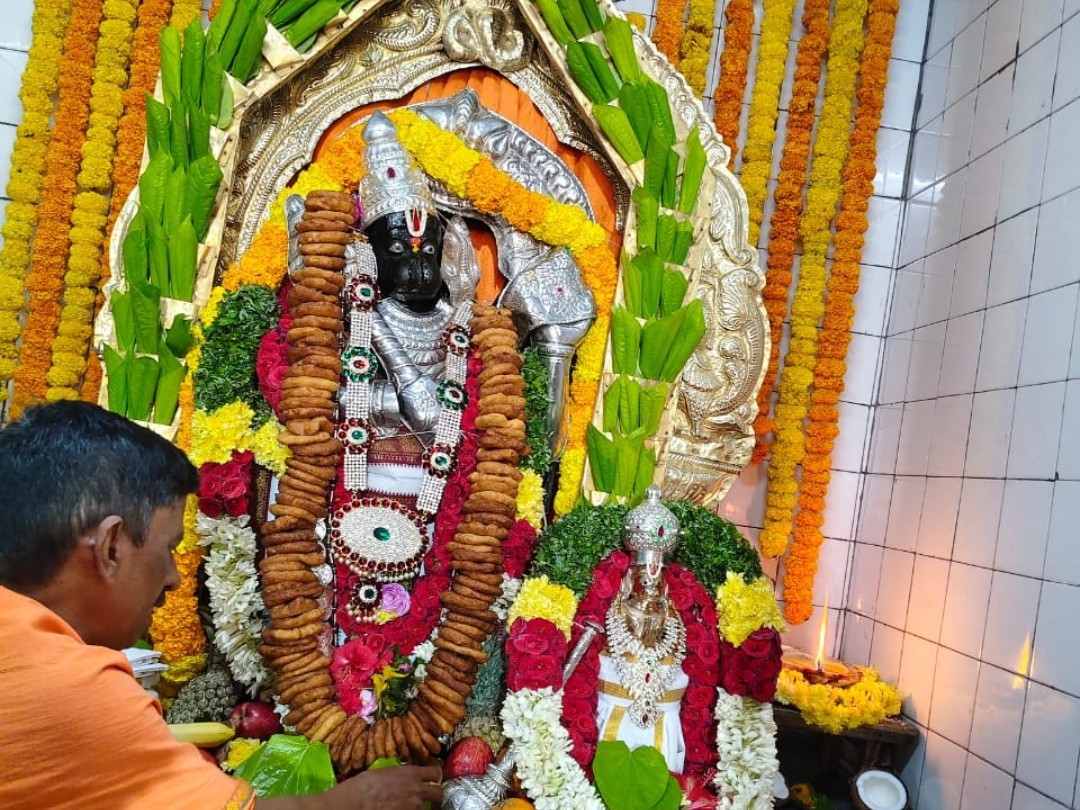 భక్త వీరాంజనేయ స్వామికి ప్రత్యేక పూజలు