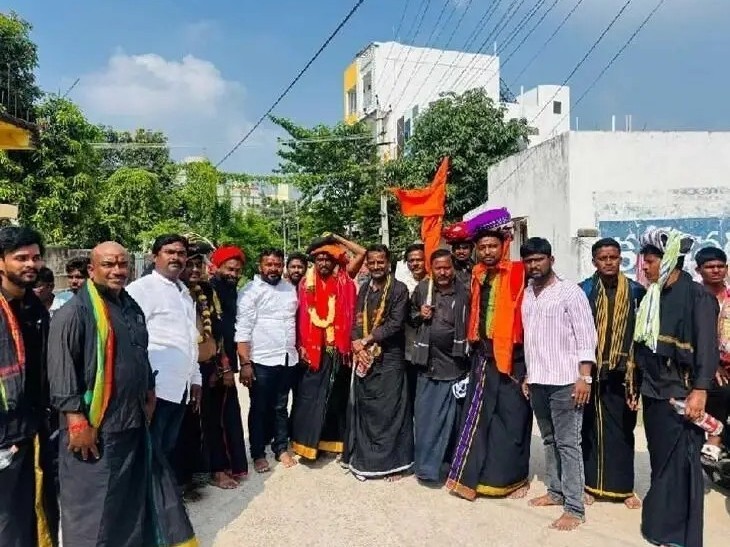 శబరిమలకు కాలినడకని బయలుదేరిన అయ్యప్ప స్వాములు