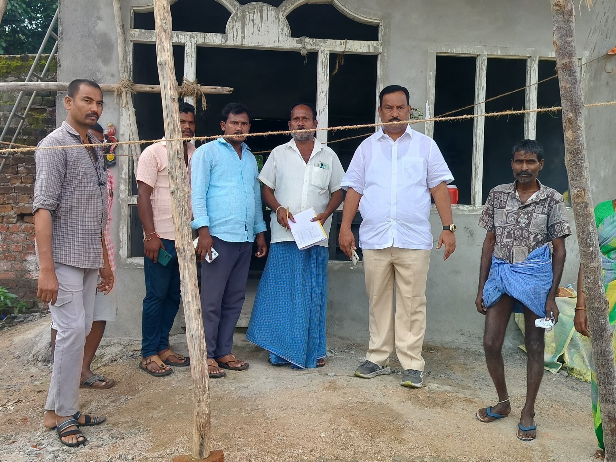 నిర్మాణ పనులను పరిశీలించిన కాంగ్రెస్ నాయకులు