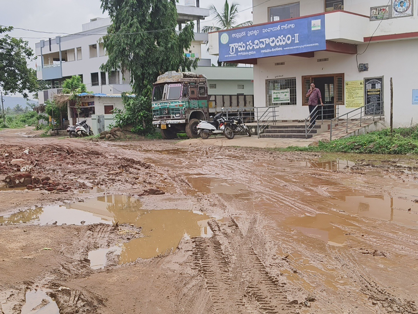 సచివాలయం వెళ్లే ప్రధాన రహదారి బురదమయం