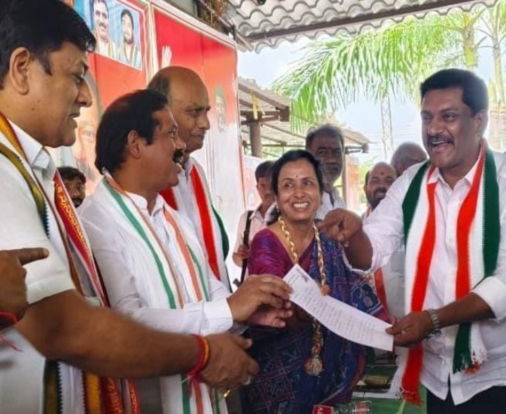 ‘జిల్లా అధ్యక్ష పదవికి దరఖాస్తు అందజేత’