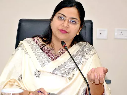 ఇళ్ల నిర్మాణం వెంటనే పూర్తి చేయాలి: కలెక్టర్