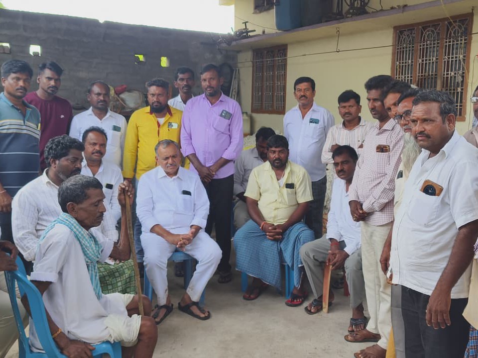మాజీ సర్పంచ్ కుటుంబాన్ని పరామర్శించిన మాజీ ఎమ్మెల్యే