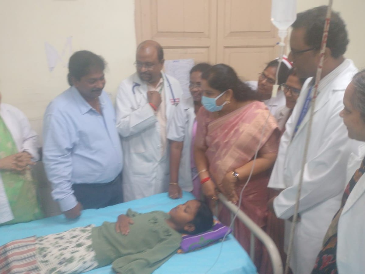 కురుపాం విద్యార్థులను పరామర్శించిన మంత్రి సంధ్యారాణి