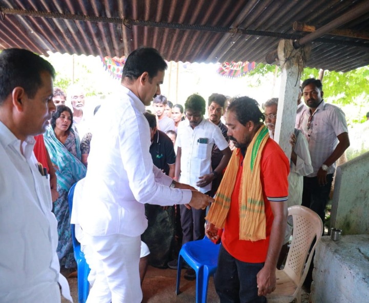 మృతుని కుటుంబాన్ని పరామర్శించిన ప్రభుత్వ విప్