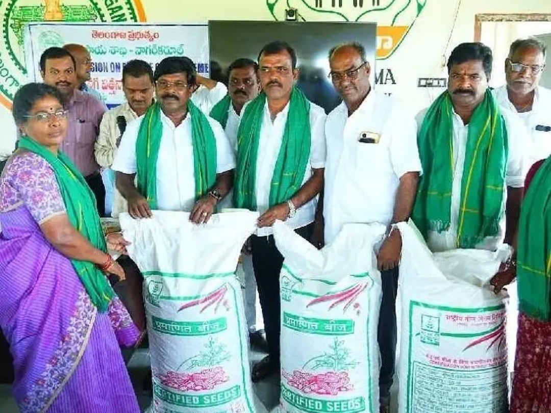 రైతులకు విత్తనాలు పంపిణీ చేసిన ఎమ్మెల్యే