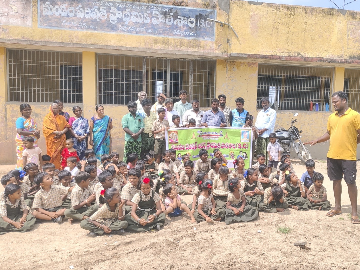 పాఠశాలను మూసివేసిన విద్యార్థుల తల్లిదండ్రులు