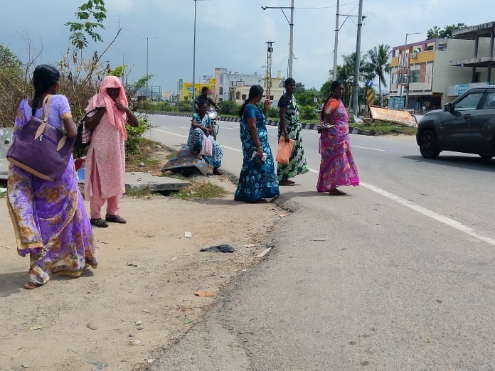 బస్ షెల్టర్ లేక ప్రజలు ఇక్కట్లు…