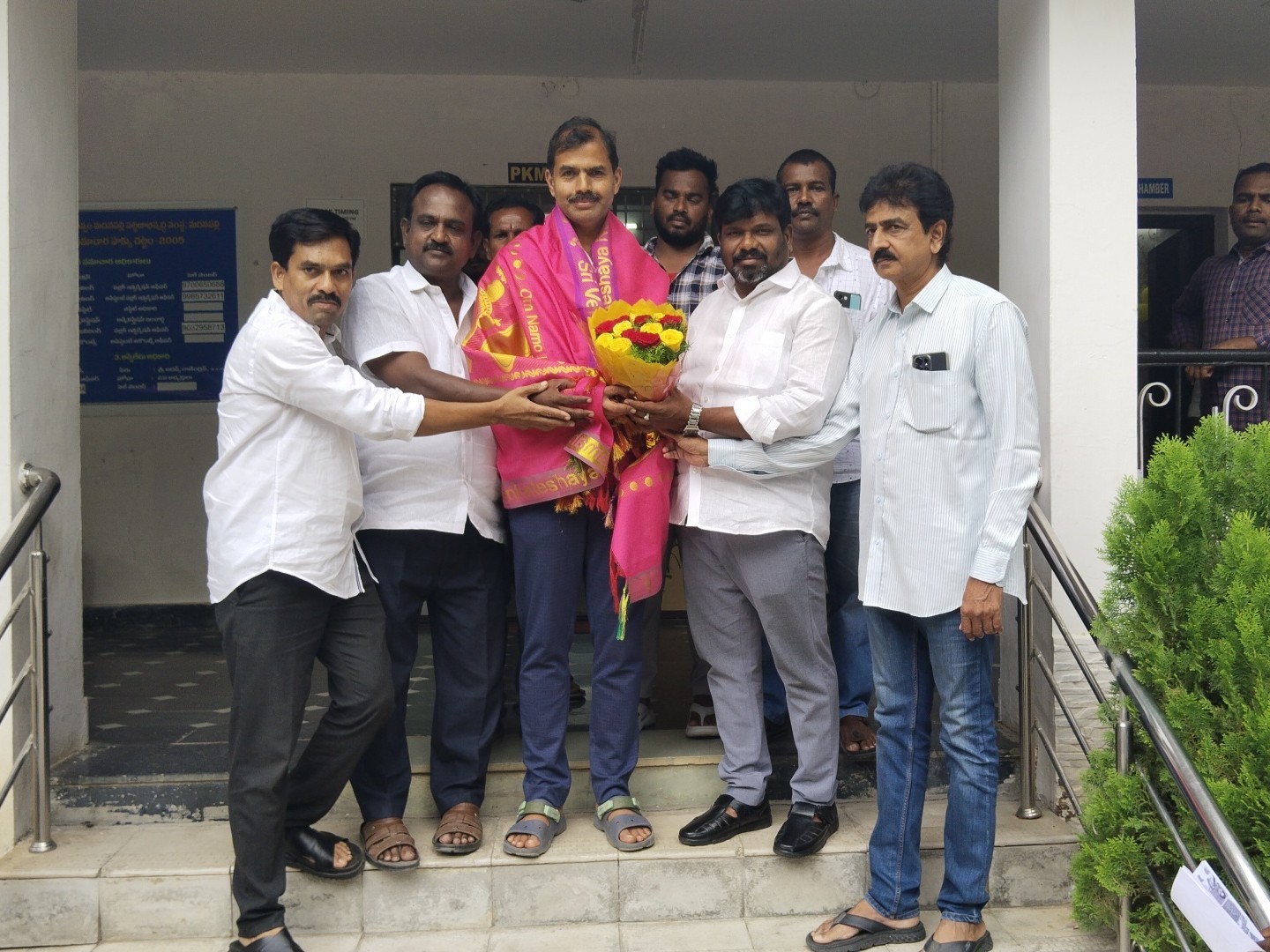 ఉడా ఛై‌ర్మన్‌ను కలసిన టీడీపీ నేతలు