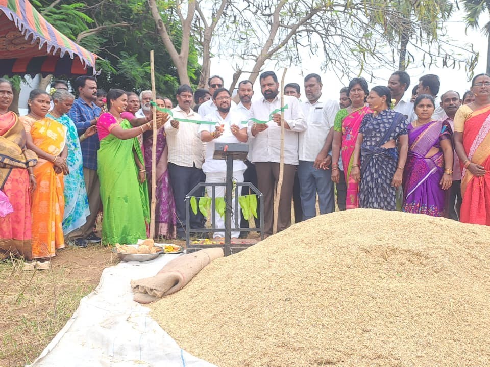 కాసరబాదలో ధాన్యం కొనుగోలు (ఐకేపీ ) కేంద్రం ప్రారంభం