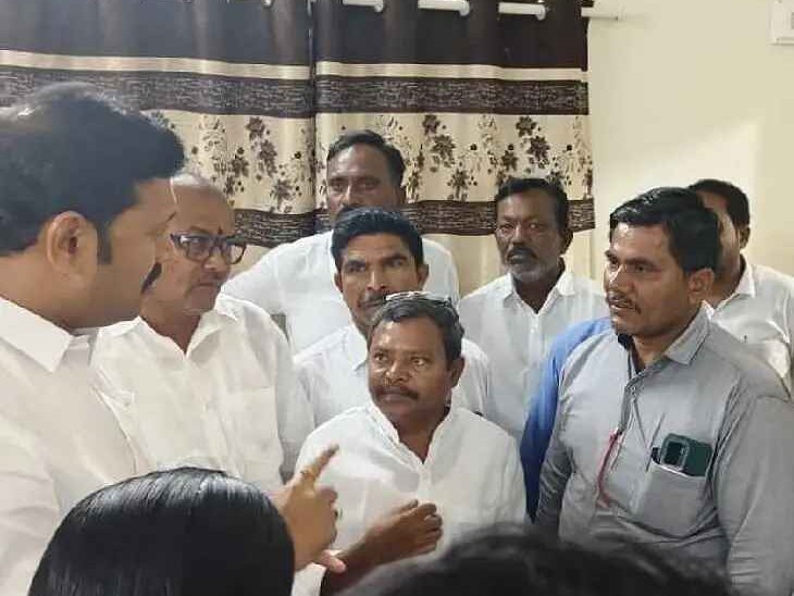 వైసీపీ నాయకులతో చర్చించిన ఎంపీ