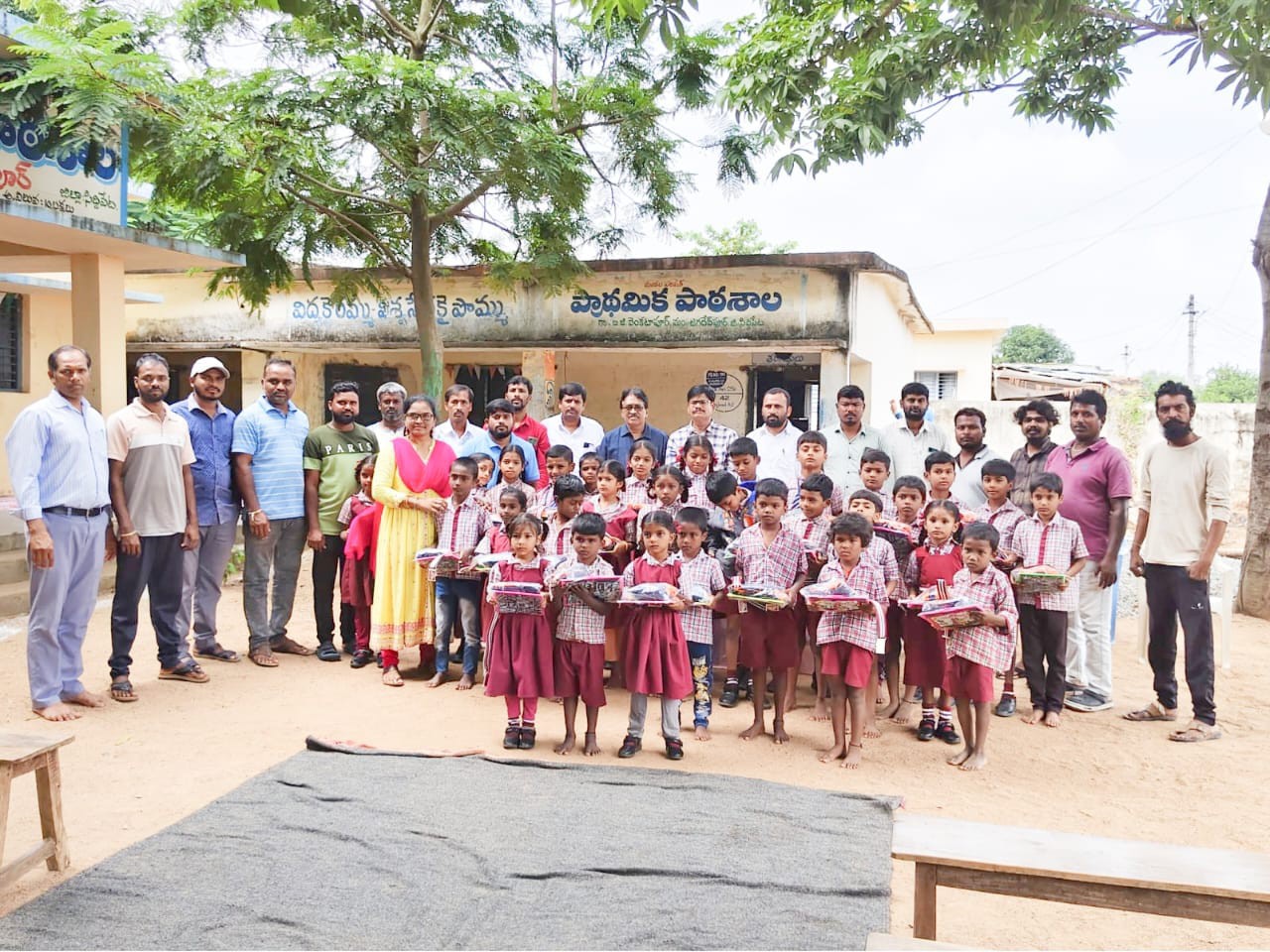 విద్యార్థులకు పాఠశాల దుస్తులు పంపిణీ