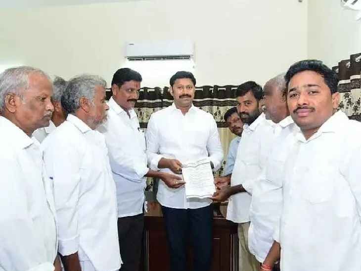 ఎంపీ అవినాశ్ రెడ్డికి వినతిపత్రం అందజేత