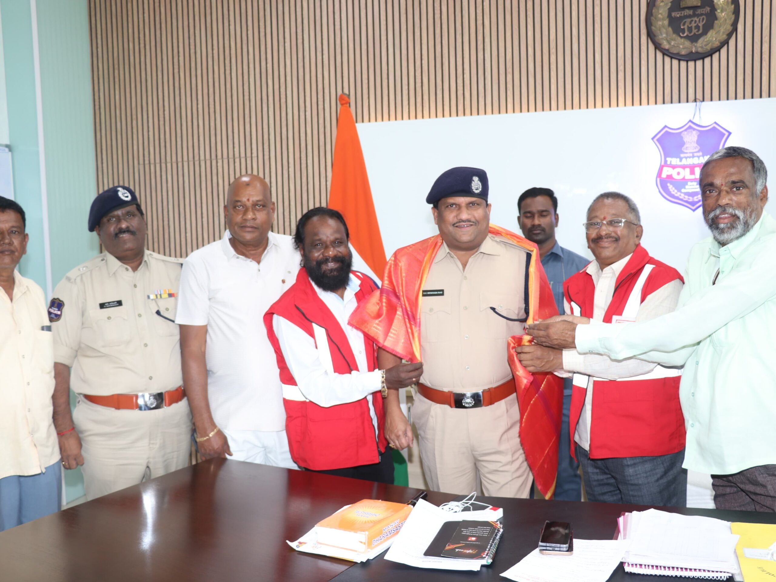 ఎస్పీని కలిసిన ఇండియన్ రెడ్ క్రాస్ సొసైటీ సభ్యులు