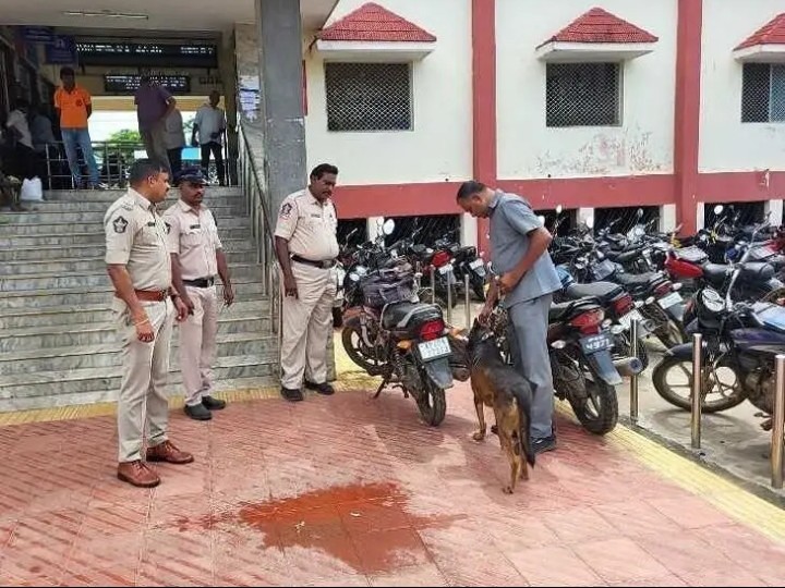 కైకలూరులో డాగ్ స్క్వాడ్ తనిఖీలు