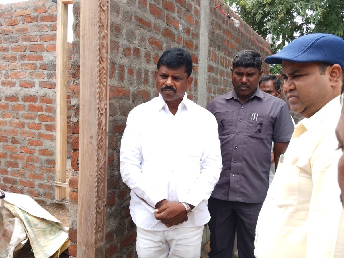 ఇందిరమ్మ ఇళ్ల నిర్మాణం పరిశీలించిన కలెక్టర్