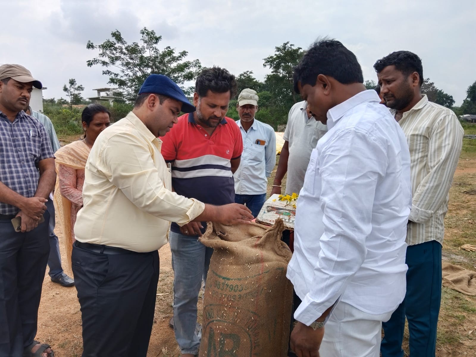 ధాన్యం కొనుగోలు కేంద్రం ప్రారంభించిన కలెక్టర్