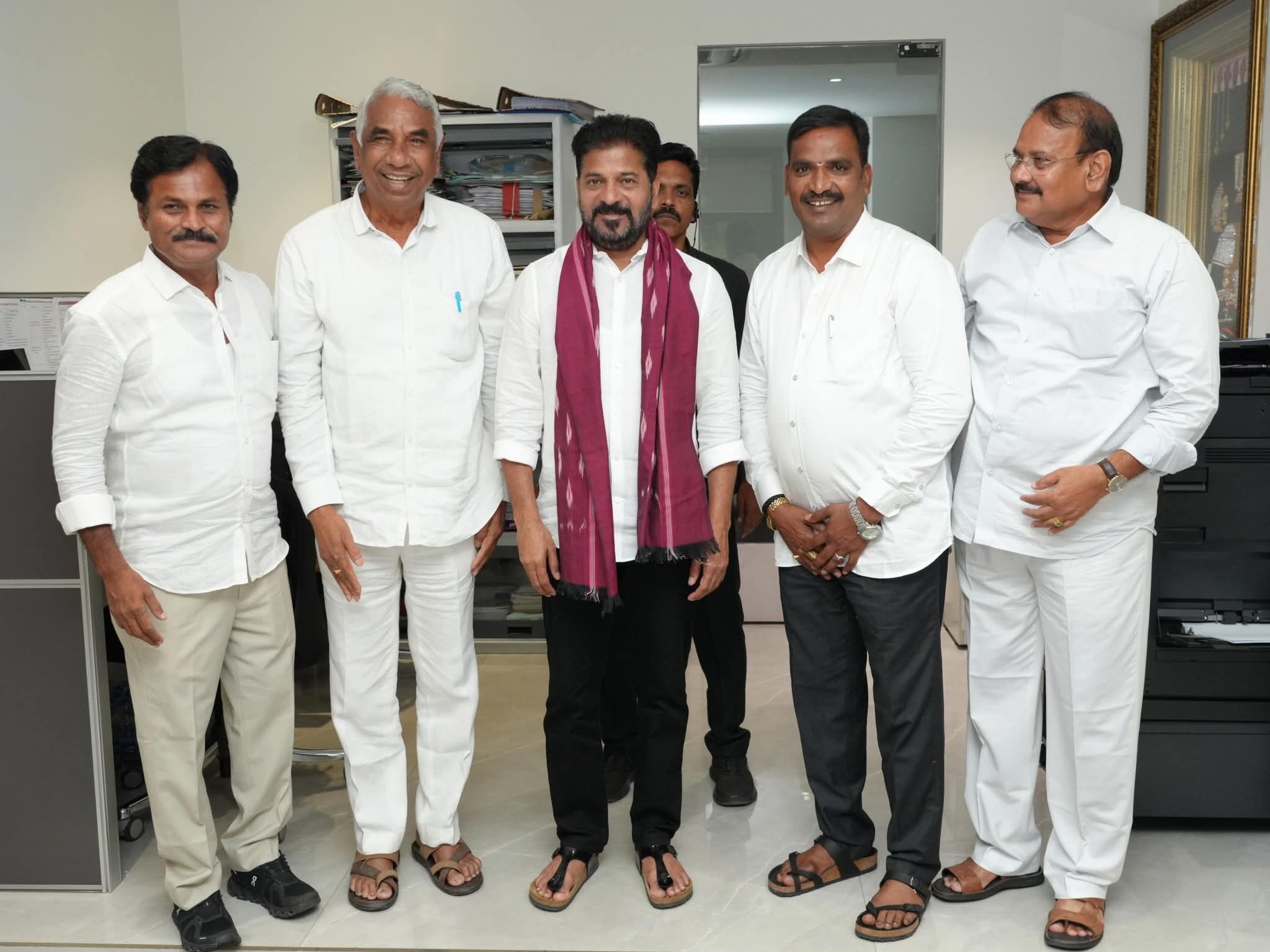 సీఎంను కలిసిన జిల్లా కాంగ్రెస్ నాయకులు