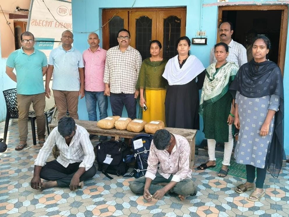 పెందుర్తి రైల్వే స్టేషన్‌లో గంజాయితో ఇద్దరు అరెస్ట్